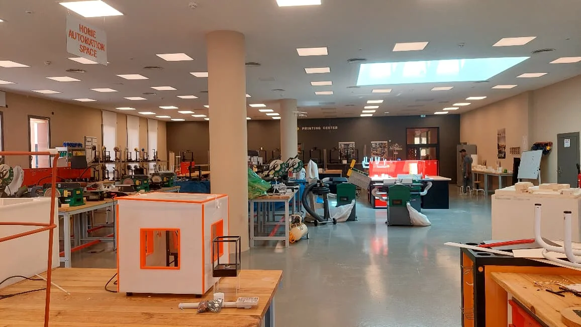 UM6P FabLab - workshop with 3D-printing center and prototype models